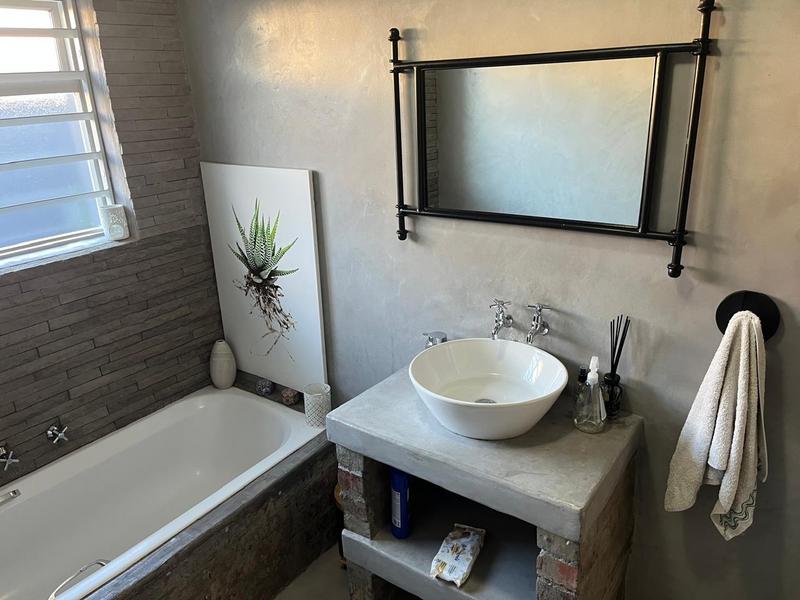 To Let 3 Bedroom Property for Rent in Uitzicht Western Cape